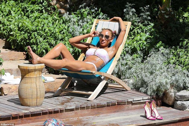 Mel B khoe thân hình cơ bắp sau 3 lần sinh nở - 25
Khi chia tay với Stephen, Mel B được toàn quyền nuôi dạy các con và phải chia cho chồng cũ một khoản trợ cấp hàng tháng. Mel B vẫn bảo toàn được tài sản của mình trong khi Stephen phải ra đi tay trắng và mất khoản thu nhập đáng kể từ vợ cũ.