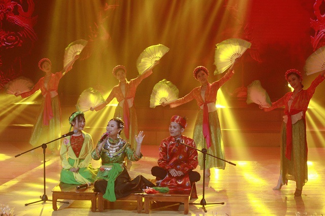 Nữ sinh HV Âm nhạc trình diễn đánh trống nước, khiêu vũ chuyên nghiệp - 2 Thí sinh Nguyễn Thùy Dương hóa thân thành cô đồng trong phần thi tài năng của mình
