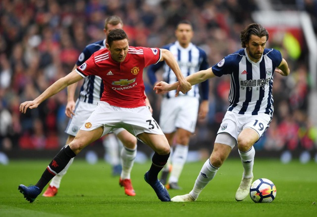 Nhìn lại thất bại cay đắng của MU trước West Brom - 11
Pha tranh bóng giữa Matic (trái) và Rodriguez (phải), tuyến giữa của MU chơi không tốt ở trận đấu này