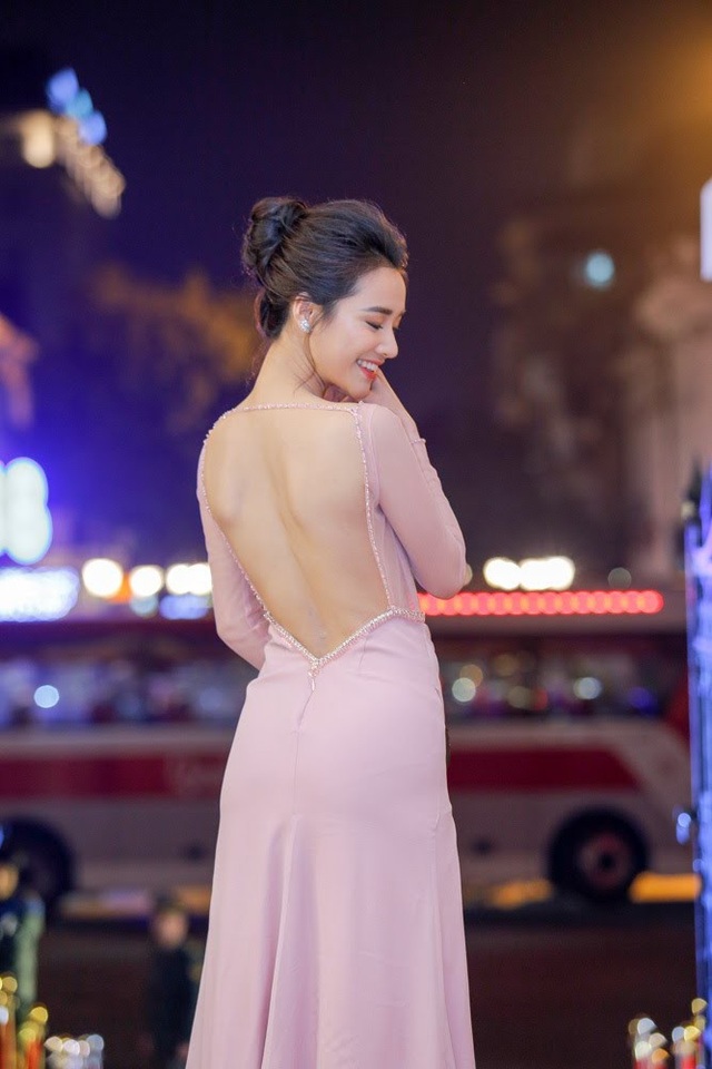 Nhã Phương “đơn độc” trên thảm đỏ, nghẹn ngào khi nhận Cánh diều vàng - 2 Ngay khi vừa xuất hiện, nữ diễn viên đã là tâm điểm của giới báo chí. Tuy nhiên, Nhã Phương không chia sẻ bất kỳ điều gì liên quan đến chuyện tình cảm với Trường Giang.