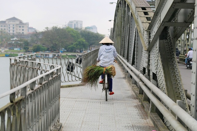 Người lao động đạp xe trên hành lang cầu Trường Tiền