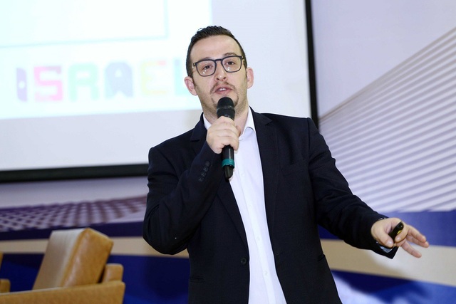 Vinschool đưa giáo dục tư duy tài chính và khởi nghiệp vào chương trình chính khóa - 2 Ông Doron Lebovich - Phó Đại sứ Israel tại Việt Nam chia sẻ với phụ huynh Vinschool về kinh nghiệm của người Do Thái trong việc dạy con về tư duy tài chính từ nhỏ.