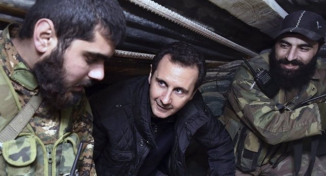 Nghị sĩ Nga bác tin Tổng thống Syria chạy sang Iran - 1 Tổng thống Assad trò chuyện với các binh sĩ Syria trong chuyến thăm tới khu vực Jobar, phía đông thủ đô Damascus (Ảnh: AP)