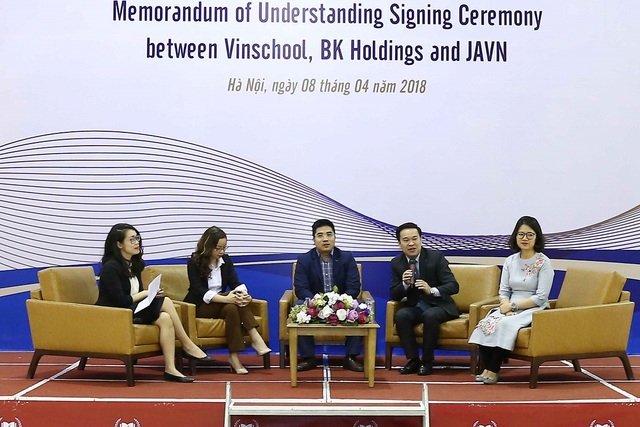 Vinschool đưa giáo dục tư duy tài chính và khởi nghiệp vào chương trình chính khóa - 3 Sau lễ ký kết, Vinschool tổ chức buổi tọa đàm chia sẻ kiến thức về Quản lý tài chính cá nhân dành cho phụ huynh học sinh.