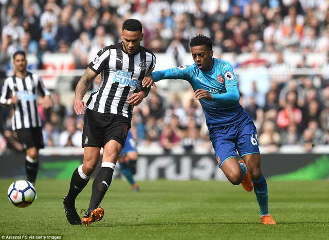 Newcastle 2-1 Arsenal: Trái đắng cho "Pháo thủ" - 3
Willock (phải) có trận đấu ra mắt Arsenal tại Premier League
