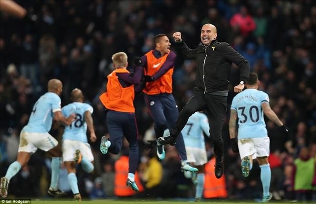 5 chiến thắng bước ngoặt giúp Man City vô địch Premier League - 4 Southampton đã chủ động “bê nguyên cả chiếc xe bus” trước khung thành, khiến Man City vô cùng vất vả. Dù vậy, đoàn quân của HLV Pep Guardiola vẫn giành chiến thắng nhờ bàn thắng ở phút 96 của Sterling. Sau trận đấu, ông thày người Tây Ban Nha tuyên bố ông đã có cách để hạ gục mọi “chiếc xe bus”.