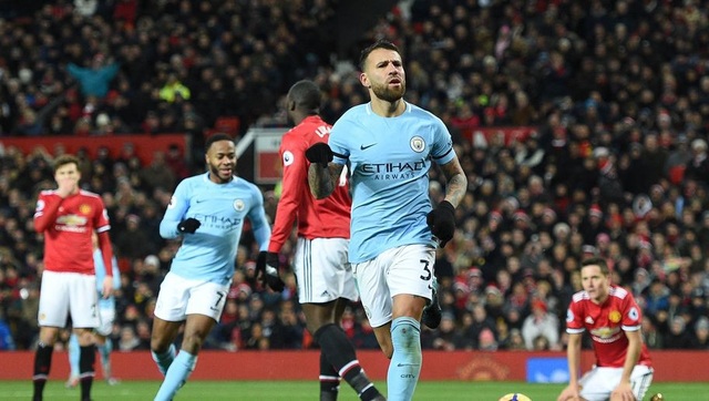 5 chiến thắng bước ngoặt giúp Man City vô địch Premier League - 5 MU buộc phải giành chiến thắng trong trận derby Manchester tại Old Trafford trước Man City nếu muốn cạnh tranh chức vô địch. Tuy nhiên, Man “xanh” đã “nuốt trọn” Quỷ đỏ với chiến thắng 2-1. Trong đó, Lukaku đã mắc sai lầm trong cả hai bàn thua của MU. Kể từ sau trận đấu này, Man City thắng tiến tới chức vô địch Premier League mà không gặp bất kỳ trở ngại nào.
