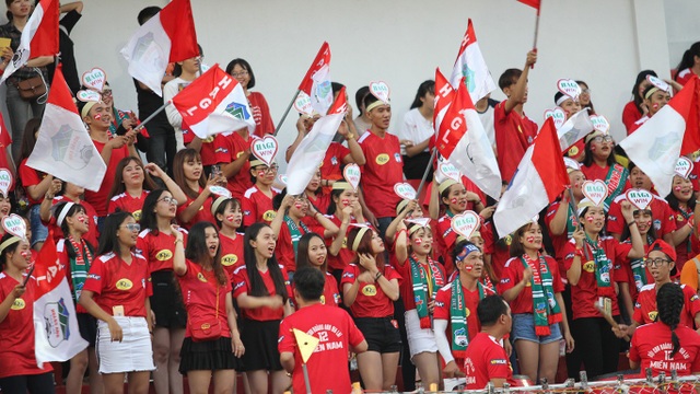 Ấn tượng với lượng khán giả và sự vươn lên của các nhân tố mới tại V-League 2018 - 4 Có ít nhất 2 trận đấu từ đầu mùa, sân Thống Nhất đón hơn 1 vạn khán giả dự khán (ảnh: Trọng Vũ)