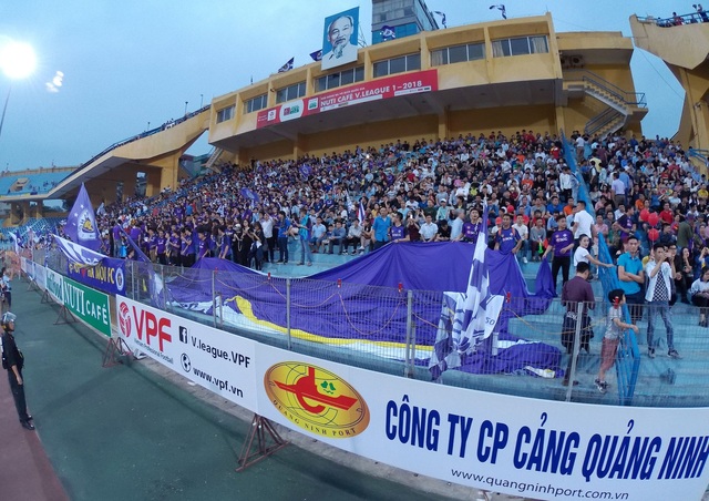 Ấn tượng với lượng khán giả và sự vươn lên của các nhân tố mới tại V-League 2018 - 5 Sân Hàng Đẫy mùa này đã sôi động hẳn so với các mùa trước (ảnh: Gia Hưng)