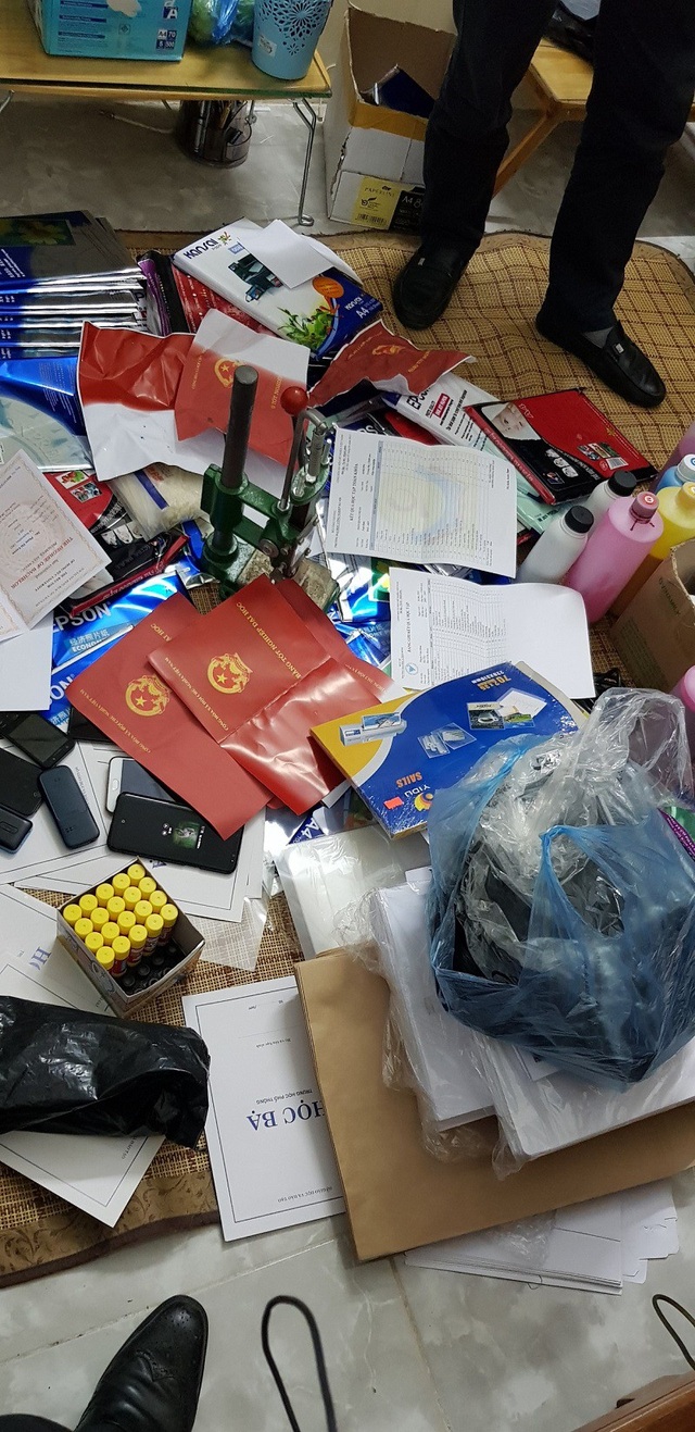 Hà Nội: Triệt phá đường dây làm chứng chỉ giả từ đơn tố cáo của người lái xe ôm - 4 Hà Nội: Triệt phá đường dây làm chứng chỉ giả từ đơn tố cáo của người lái xe ôm - 4