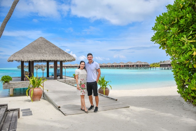 Bình Minh hôn vợ say đắm trong tiệc kỷ niệm 10 năm ngày cưới - 8 Bình Minh hôn vợ say đắm trong tiệc kỷ niệm 10 năm ngày cưới - 8
