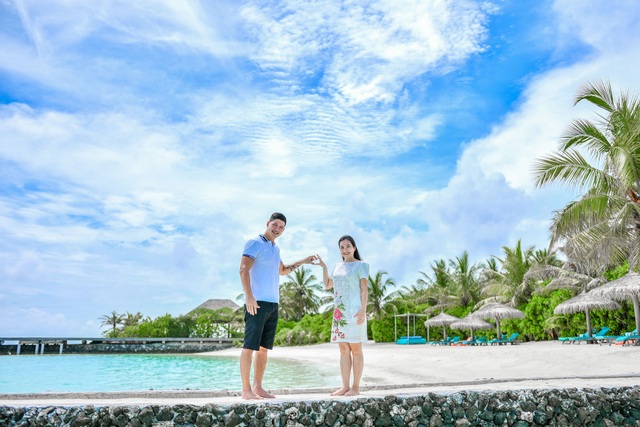 Bình Minh hôn vợ say đắm trong tiệc kỷ niệm 10 năm ngày cưới - 7 Bình Minh hôn vợ say đắm trong tiệc kỷ niệm 10 năm ngày cưới - 7