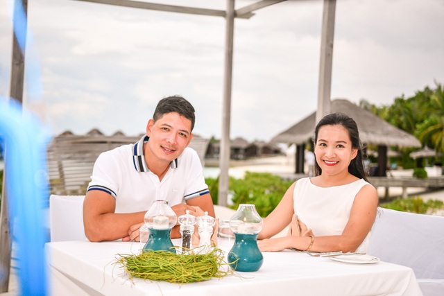Bình Minh hôn vợ say đắm trong tiệc kỷ niệm 10 năm ngày cưới - 15 Bình Minh hôn vợ say đắm trong tiệc kỷ niệm 10 năm ngày cưới - 15