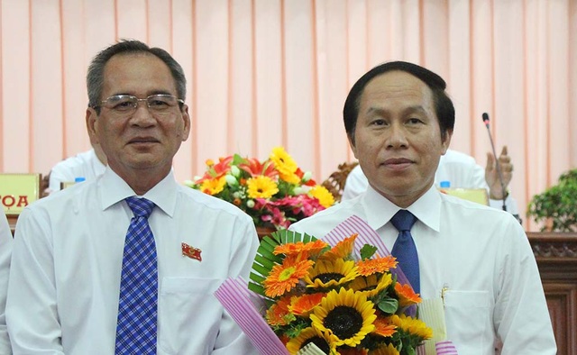 Hậu Giang họp HĐND bất thường bầu Chủ tịch UBND tỉnh - 2 Ông Lê Tiến Châu (phải) được bầu giữ chức Chủ tịch UBND tỉnh Hậu Giang