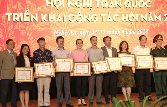Hơn 5.000 hội viên Hội Nhà báo không đủ tiêu chuẩn cấp đổi thẻ - 4
Tặng Cờ thi đua xuất sắc và Bằng khen cho các tập thể, cá nhân xuất sắc.