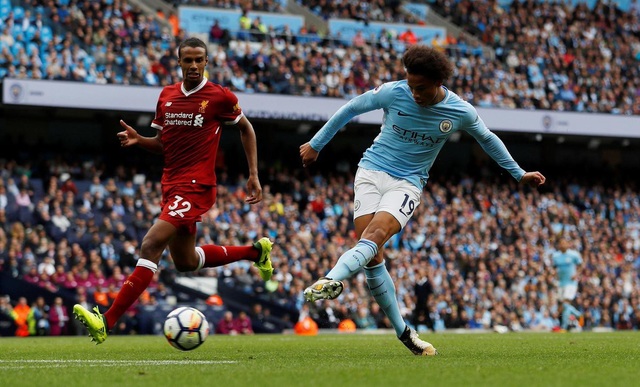 5 chiến thắng bước ngoặt giúp Man City vô địch Premier League - 1 Mùa giải trước, Man City không có thành tích thực sự tốt khi đối đầu với các CLB lớn ở Premier League. Liverpool chính là “ông lớn” đầu tiên Man City phải đụng độ ở mùa giải này. Họ đã thể hiện sức mạnh vượt trội khi vượt qua The Kop với tỷ số 5-0. Chiến thắng giúp cho Man City cân bằng điểm với MU, để song hành trên ngôi đầu bảng. Họ đã giữ vị trí ấy cho tới khi vô địch. Trong khi đó, đây là trận thua đậm nhất của Liverpool kể từ năm 1937.