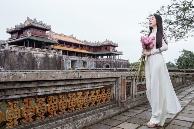 Ngẩn ngơ ngắm vẻ đẹp đẹp gây thương nhớ của nàng thơ xứ Huế - 12 Người đẹp duyên dáng với áo dài trắng mộc mạc, ôm bó sen hồng bước đi giữa khung cảnh trầm mặc, cổ kính.