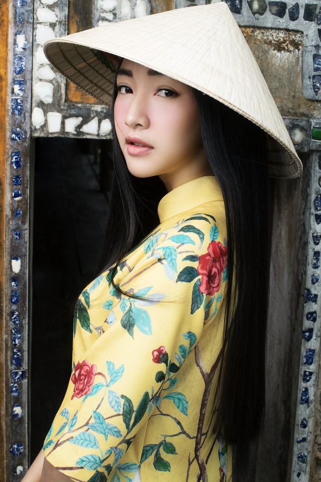 Ngẩn ngơ ngắm vẻ đẹp đẹp gây thương nhớ của nàng thơ xứ Huế - 8 Từng đăng quang Hoa khôi Du lịch Huế 2015, Ngọc Trân trở thành gương mặt đại diện cho du lịch Huế trong các chương trình quảng bá du lịch, văn hoá cố đô.