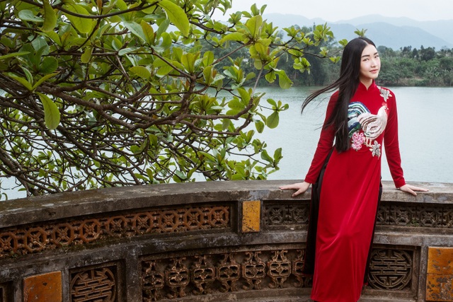 Ngẩn ngơ ngắm vẻ đẹp đẹp gây thương nhớ của nàng thơ xứ Huế - 9 Sau đó cô tham gia Hoa hậu Việt Nam 2016 và gây chú ý với thần thái và phong cách đậm chất Huế.