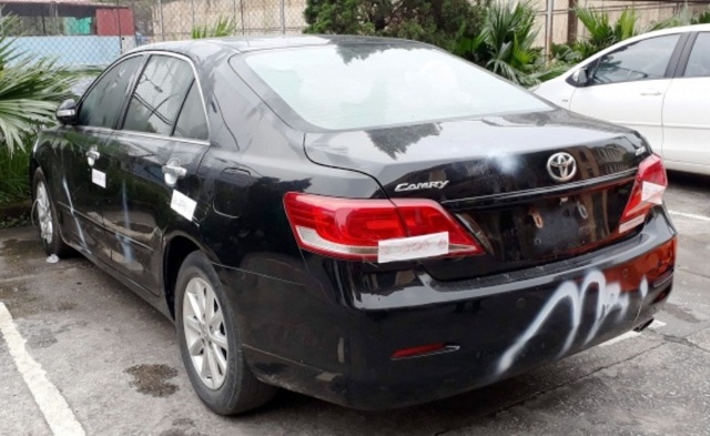 Bắt tạm giam đôi vợ chồng mang ô tô thế chấp đi bán - 1 Chiếc ô tô Toyota Camry mà vợ chồng Lẫm, Quyết mang đi bán