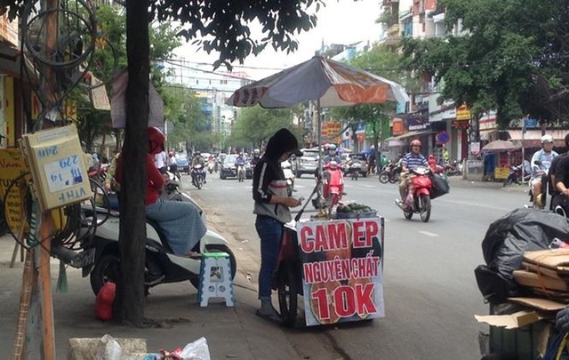 Sài Gòn nắng nóng, bán nước giải nhiệt kiếm bộn tiền hàng ngày - 2 Chỉ 10.000 đồng đã có 1 ly nước cam nguyên chất