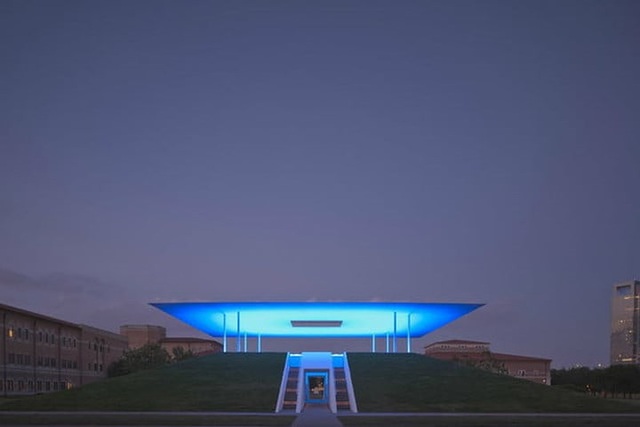 Những tòa nhà độc đáo và hiện đại nhất hành tinh - 21 Twilight Epiphany Skyspace (Houston, Texas) có mạng lưới đèn LED phản ứng với ánh sáng mặt trời, tạo ra những ánh sáng và màu sắc độc đáo./.