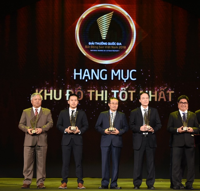 Đô thị kiểu mẫu đầu tiên của cả nước đạt 2 giải thưởng lớn - 2 Đại diện công ty Phú Mỹ Hưng (thứ 2 từ trái sang) nhận giải thưởng Khu đô thị tốt nhất do Bộ trưởng Xây Dựng, ông Phạm Hồng Hà trao.