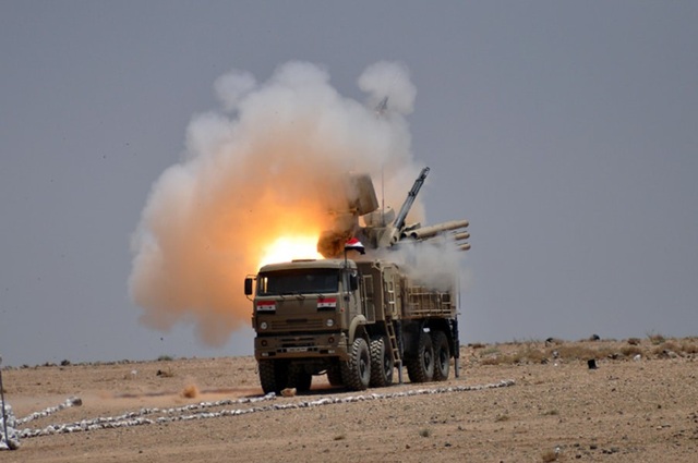 Nga tiết lộ hệ thống phòng không giúp Syria phản đòn phương Tây - 1
Một tổ hợp Pantsir-S1 (Ảnh: Drive)