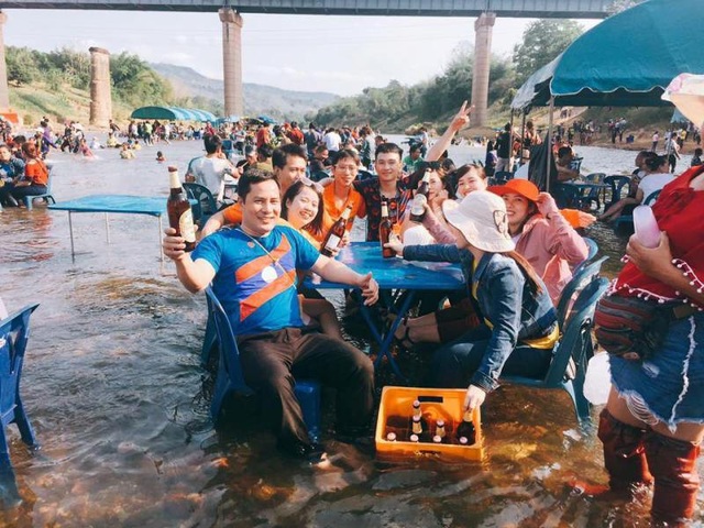 Thú vị ngày Tết trên “đất nước triệu voi” - 2 Người dân Lào vui Tết trên sông