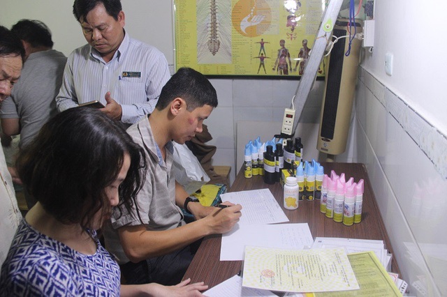 Đột nhập cơ sở bán than tre trị ung thư tại TPHCM - 2 Thanh tra liên ngành đã niêm phong, lập biên bản tịch thu toàn bộ lô hàng chờ xử lý