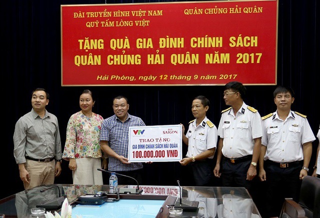 Bia Sài Gòn chung tay góp sức cho Biển đảo quê hương Việt Nam - 3 Cục Chính trị Hải quân đã tổ chức tiếp nhận quà tặng của Quỹ Tấm lòng Việt với sự đồng hành của Tổng Công ty Bia-Rượu-Nước giải khát Sài Gòn cho 15 gia đình quân nhân Hải quân có hoàn cảnh khó khăn tại Hải Phòng vào ngày 12/9/2017.