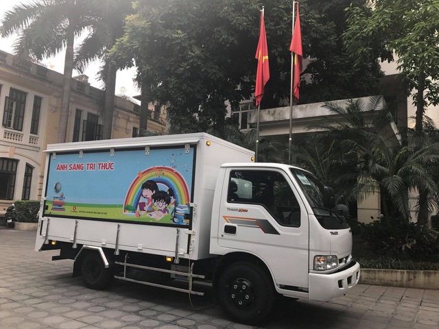 Bộ Văn hoá trao tặng ô tô thư viện lưu động đa phương tiện cho 8 tỉnh - 3 Bên ngoài xe ô tô thư viện lưu động.
