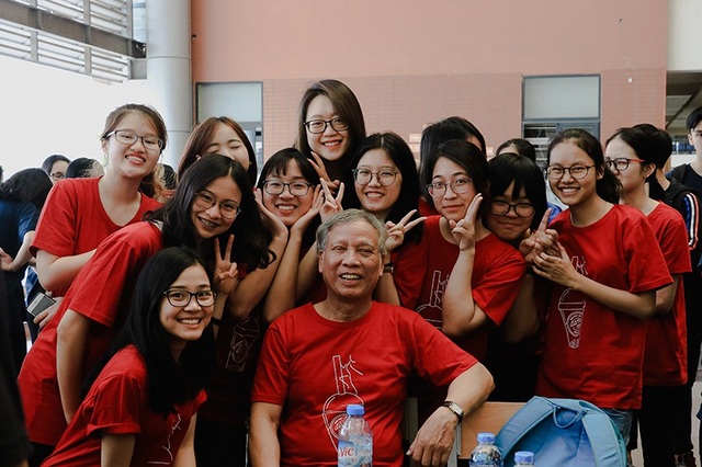 "Cô giáo hoa khôi" trường Ams trẻ trung khi diện đồng phục cùng học trò - 8 "Cô giáo hoa khôi" trường Ams trẻ trung khi diện đồng phục cùng học trò - 8