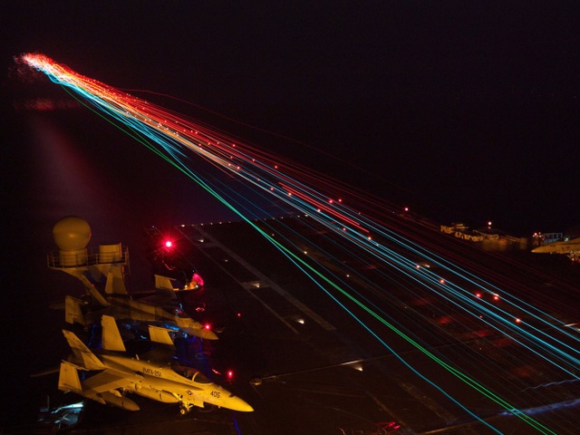 Sức mạnh tác chiến trong đêm của quân đội Mỹ - 3 Tàu sân bay USS Enterprise hoạt động về đêm trên biển Ả rập. (Ảnh: US Navy)