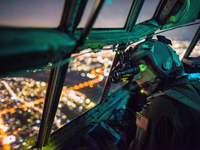 Sức mạnh tác chiến trong đêm của quân đội Mỹ - 4 Phi công trên máy bay vận tải C-130 Hercules thuộc Đội không vận số 36 sử dụng thiết bị nhìn trong bóng tối khi thưc hiện nhiệm vụ huấn luyện tại Nhật Bản. (Ảnh: US Air Force)