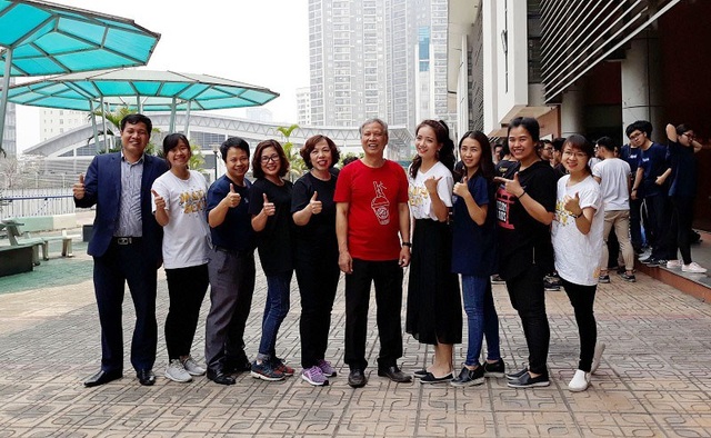 "Cô giáo hoa khôi" trường Ams trẻ trung khi diện đồng phục cùng học trò - 3 Cô giáo Phan Hồng Anh cùng với các đồng nghiệp
