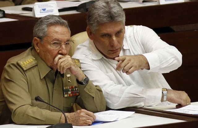 Cuba sang trang mới - 1
Chủ tịch Cuba Raul Castro (trái) và Phó Chủ tịch Thứ nhất Miguel Diaz-Canel Bermudez Ảnh: AP