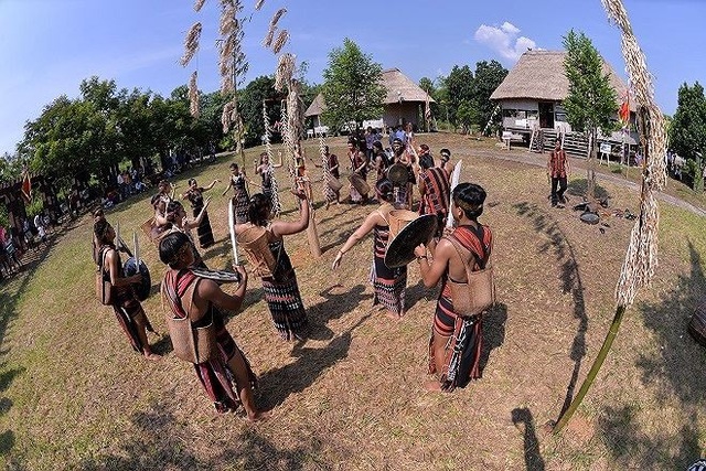 Con gái 16 thế thân mẹ yêu ông lão U70: Nghi án bùa yêu? - 1 Đồng bào người Cơ tu có nếp sống và nhiều phong tục độc đáo