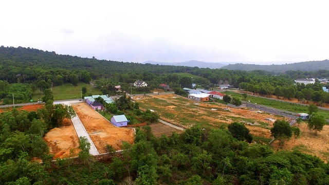 Cận cảnh "đảo ngọc" Phú Quốc bị cày xới, "băm nát" nhìn từ trên cao! - 6
Các ngành chức năng huyện Phú mới ban hành được 6 quyết định xử phạt hành chính và buộc tháo dỡ được 4 công trình.