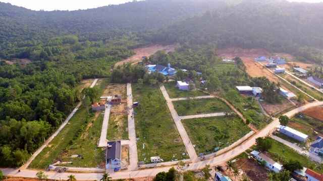 Cận cảnh "đảo ngọc" Phú Quốc bị cày xới, "băm nát" nhìn từ trên cao! - 3
Sai phạm nhiều nhưng xử lý thiếu kiên quyết của các ngành chức năng khiến lĩnh vực xây dựng ở Phú Quốc ngày càng phức tạp, mất kiểm soát.