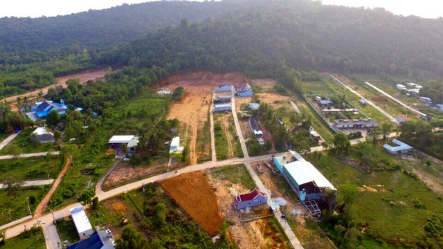 Cận cảnh "đảo ngọc" Phú Quốc bị cày xới, "băm nát" nhìn từ trên cao! - 2 Trong 3 tháng đầu năm 2018, tại Phú Quốc đã có hơn 540 công trình xây dựng không phép, sai phép trên đất nông nghiệp, đất rừng phòng hộ.