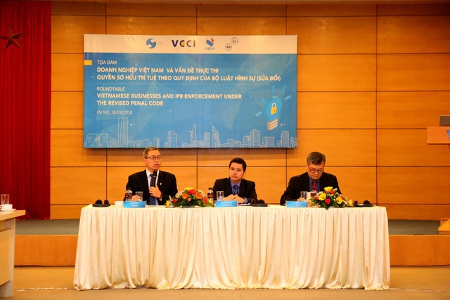 Thực thi quyền sở hữu trí tuệ sẽ thúc đẩy hoạt động sáng tạo - 1
Ông Lê Ngọc Lâm – Phó Cục trưởng, Cục Sở hữu Trí tuệ( bên trái), Tiến sĩ Mai Hà, Chủ tịch Hôi sở hữu trí tuệ Việt Nam ( bên phải), và ông Lương Minh Huân, Phó Viện trưởng, Viện Phát triển Doanh nghiệp – VCCI( giữa) chủ trì buổi Tọa đàm.