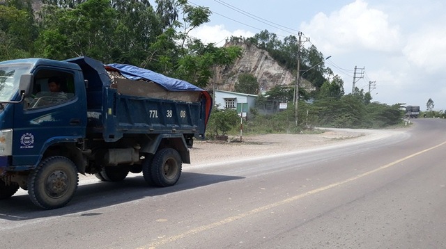 CSGT cung cấp số điện thoại đường dây nóng xử xe quá tải “đại náo” quốc lộ - 6 Cơi nới thùng và chở có ngọn...