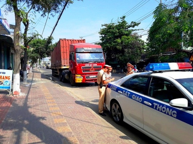CSGT cung cấp số điện thoại đường dây nóng xử xe quá tải “đại náo” quốc lộ - 2 Lực lượng CSGT Bình Định xử phát xe quá tải, xe cơi nới thùng.