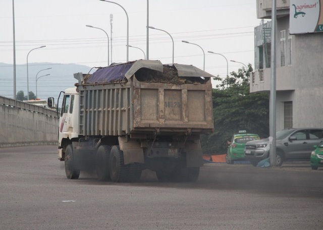 CSGT cung cấp số điện thoại đường dây nóng xử xe quá tải “đại náo” quốc lộ - 1 Xe chở đất có ngọn ngang nhiên trên QL 1 tỉnh Bình Định.