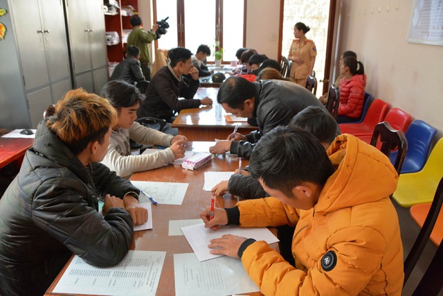 Truy quét nhóm “teen” tụ tập đua xe trái phép làm náo loạn thành phố Đà Lạt - 2 32 đối tượng có tuổi đời từ 17-20 bị triệu tập đến cơ quan Công an TP Đà Lạt