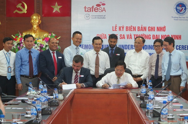 Sinh viên xứ Nghệ “rộng cửa” du học tại Úc - 1 Lễ ký kết Biên bản ghi nhớ giữa Trường ĐH Vinh và trường TAFE SA là thành quả đầu tiên, hiện thực hóa Bản ghi nhớ hợp tác về giáo dục và đào tạo nghề giữa tỉnh Nghệ An và bang Nam Úc.