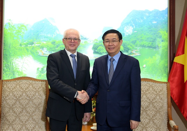 Phó Thủ tướng Vương Đình Huệ và ông Christian Hinch