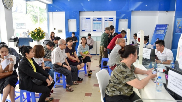 Hà Nội: Người dân xếp hàng đợi chụp ảnh "chính chủ" thuê bao di động - 10
Điểm giao dịch của nhà mạng Vinaphone trên đường Nguyễn Chí Thanh cung có rất đông người tới làm thủ tục bổ sung thông tin. Nhân viên làm việc luôn tay nhưng vẫn có nhiều người phải ngồi đợi khá lâu.