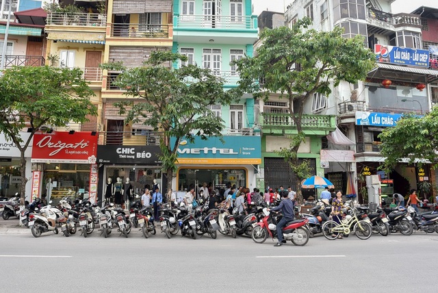 Hà Nội: Người dân xếp hàng đợi chụp ảnh "chính chủ" thuê bao di động - 1
Chiều 19/4, điểm giao dịch của nhà mạng Viettel trên phố Văn Cao (Hà Nội) đón tiếp rất đông khách hàng tới chụp ảnh chân dung để bổ sung thông tin thuê bao di động. Việc bổ sung thông tin thuê bao di động được thực hiện theo nghị định 49/2017/ND-CP của Chính phủ, trong đó có việc phải có ảnh chân dung chính chủ số điện thoại.